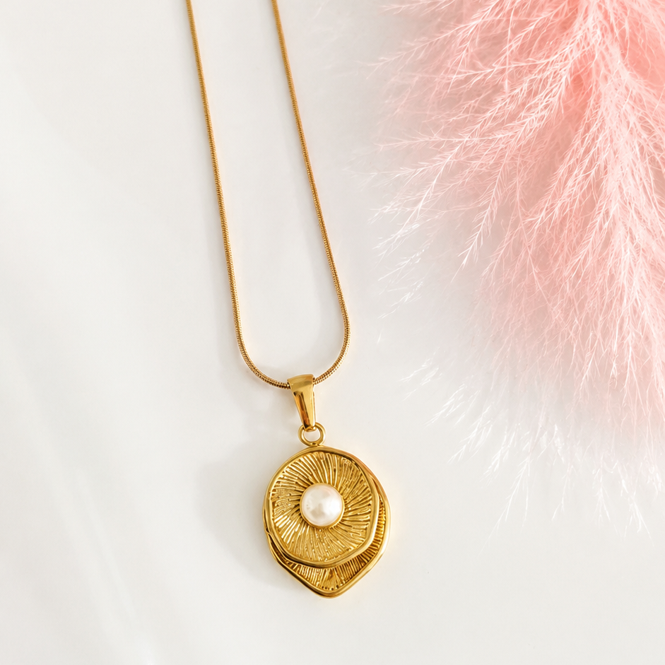 Pearl & Gold Pendant Necklace